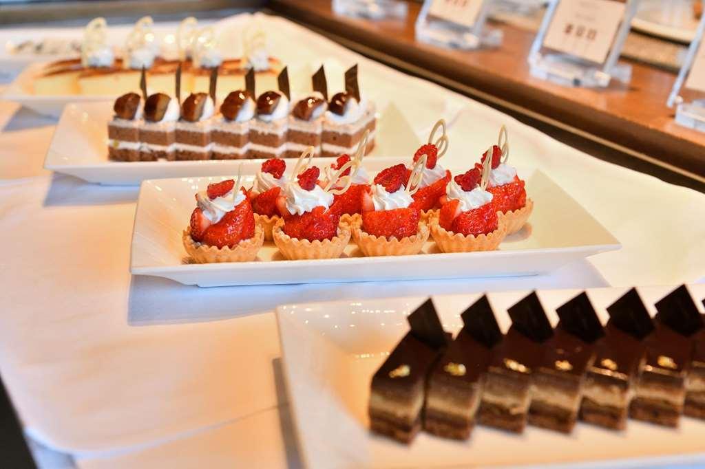 Nagoya Prince Hotel Sky Tower Ресторан фото Petit fours