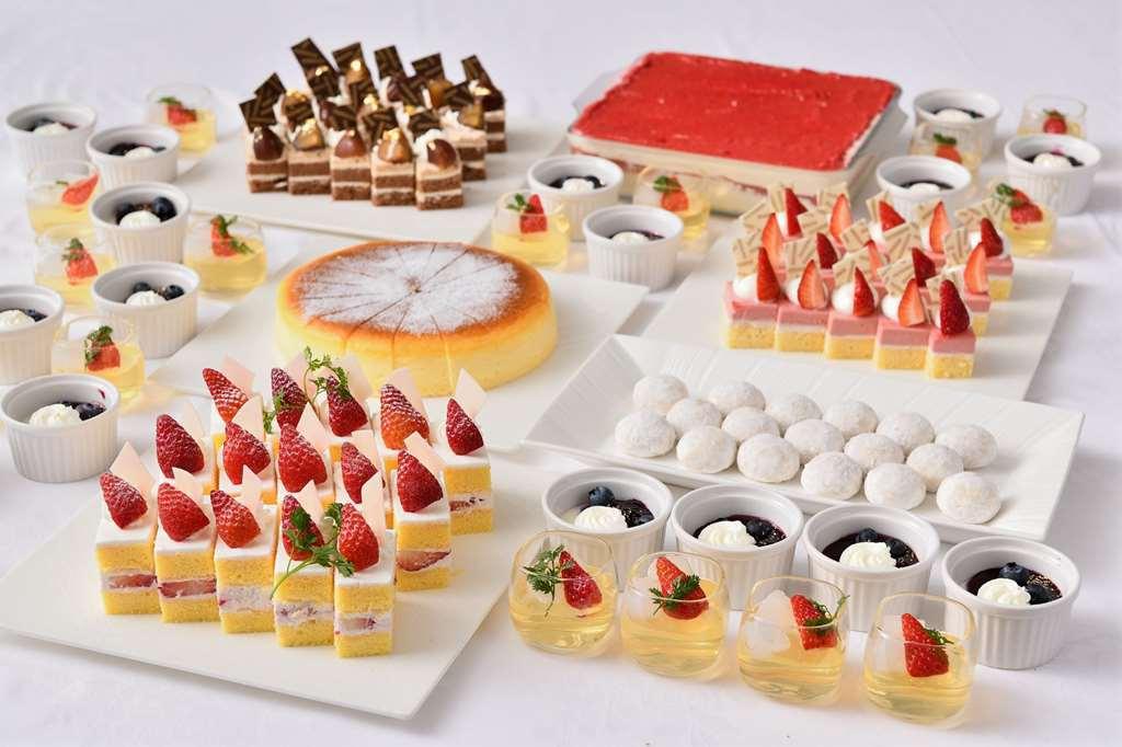 Nagoya Prince Hotel Sky Tower Ресторан фото A selection of desserts