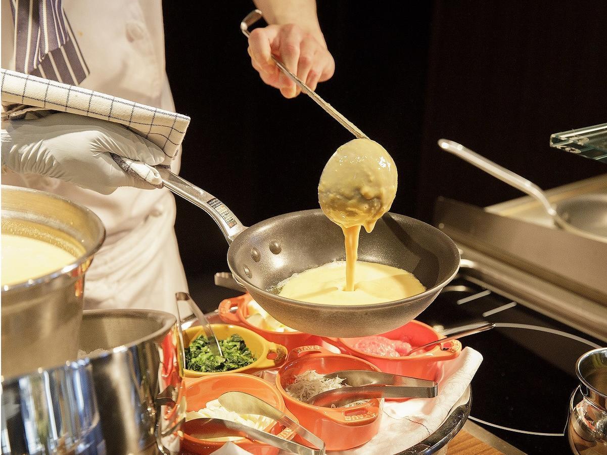 Nagoya Prince Hotel Sky Tower Экстерьер фото A chef using a ladle to serve food